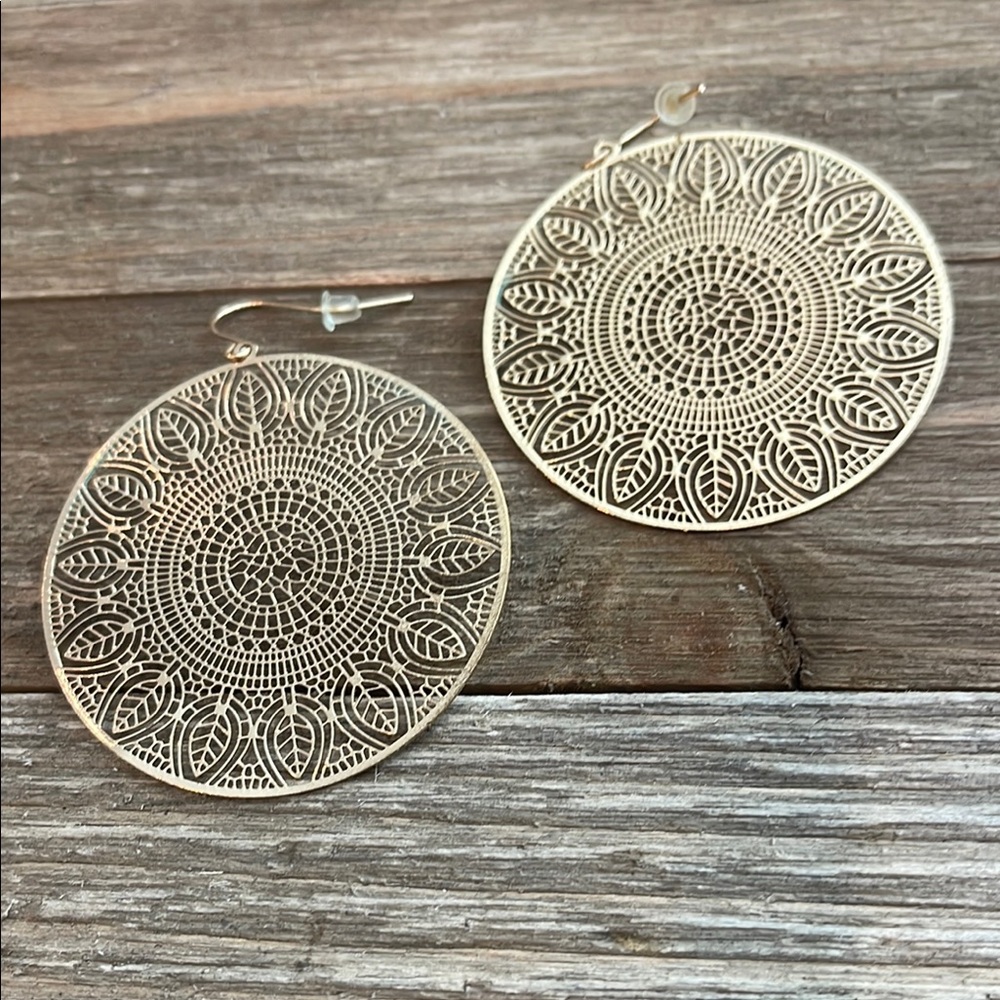 ❄️ Plunder Intricate Silver Mandala Earrings - Picture 9 of 10